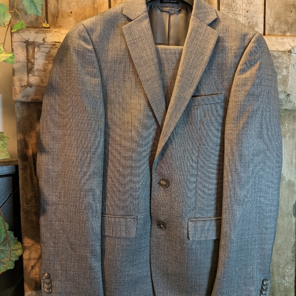 "Great deal"   Suit jacket ,pants, shirt, ties and pocket squares. - Picture 5 of 15